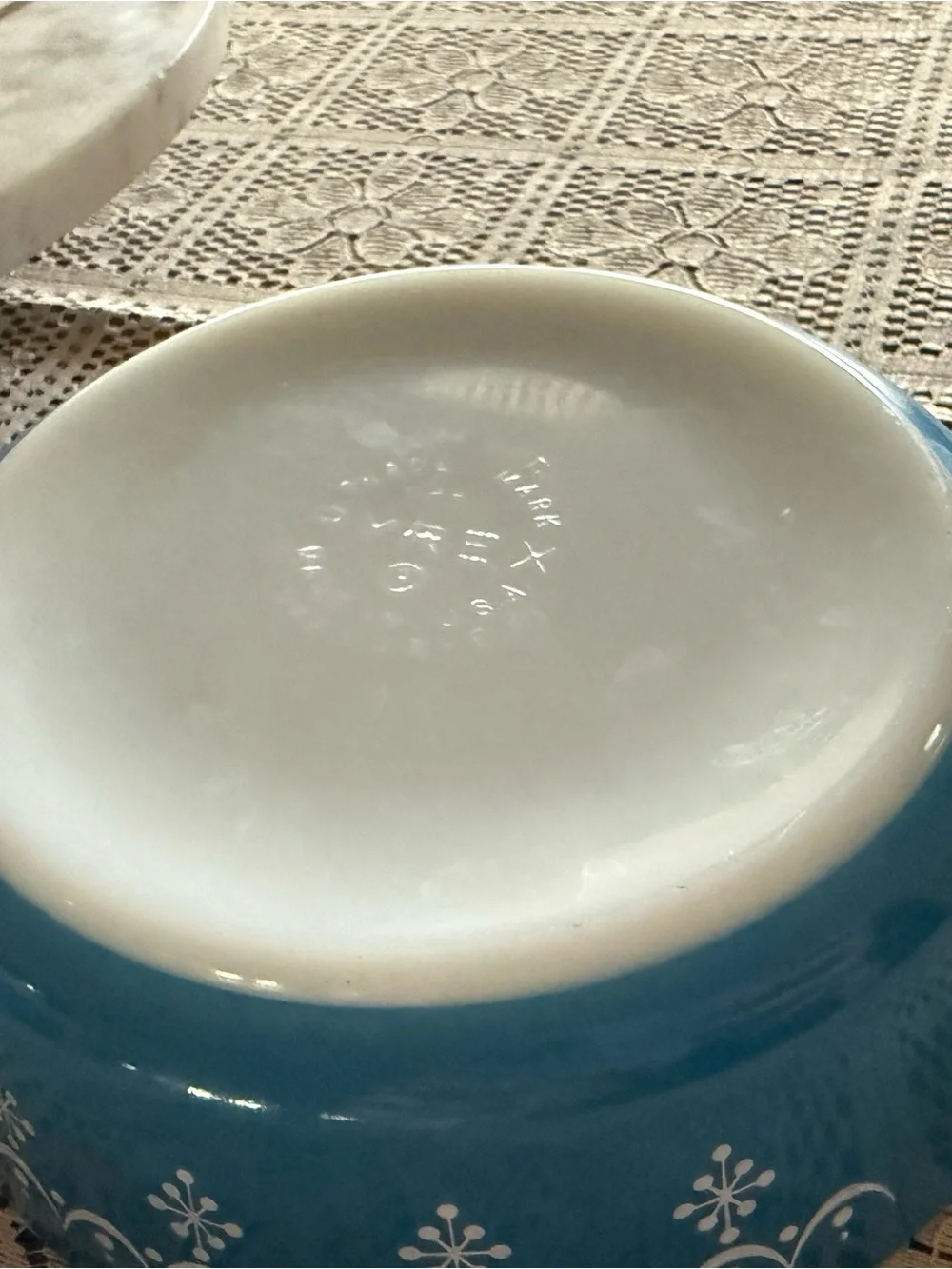 EUC PYREX Snowflake Garland Set of 3 with lids included.